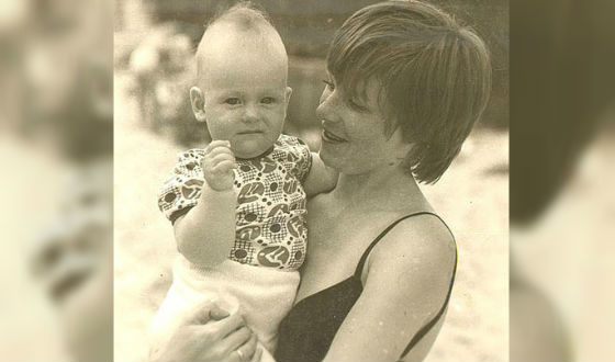 Никита Тарасов в детстве (на фото с мамой)