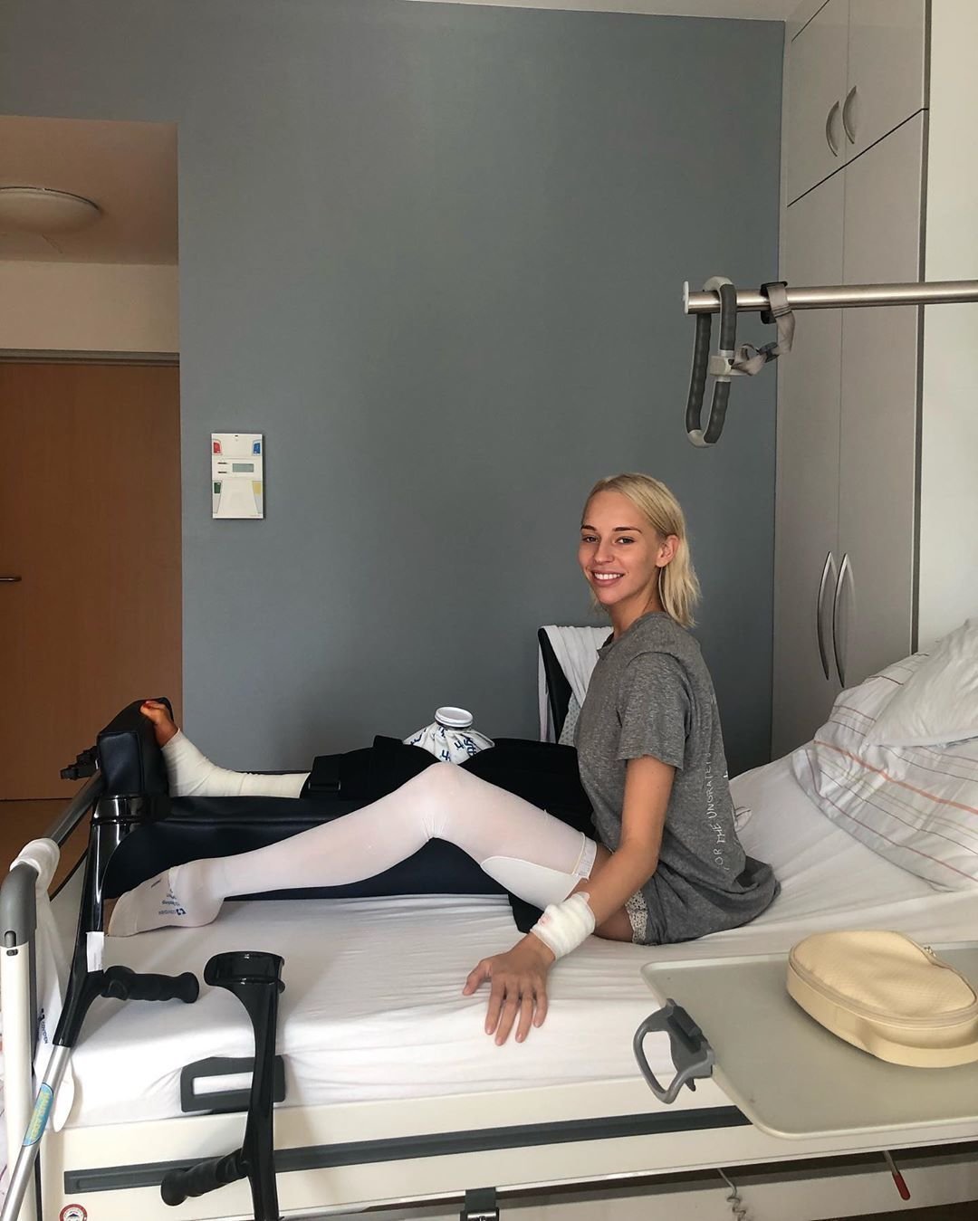 Яна Кудрявцева в Больнице со сломанной ногой