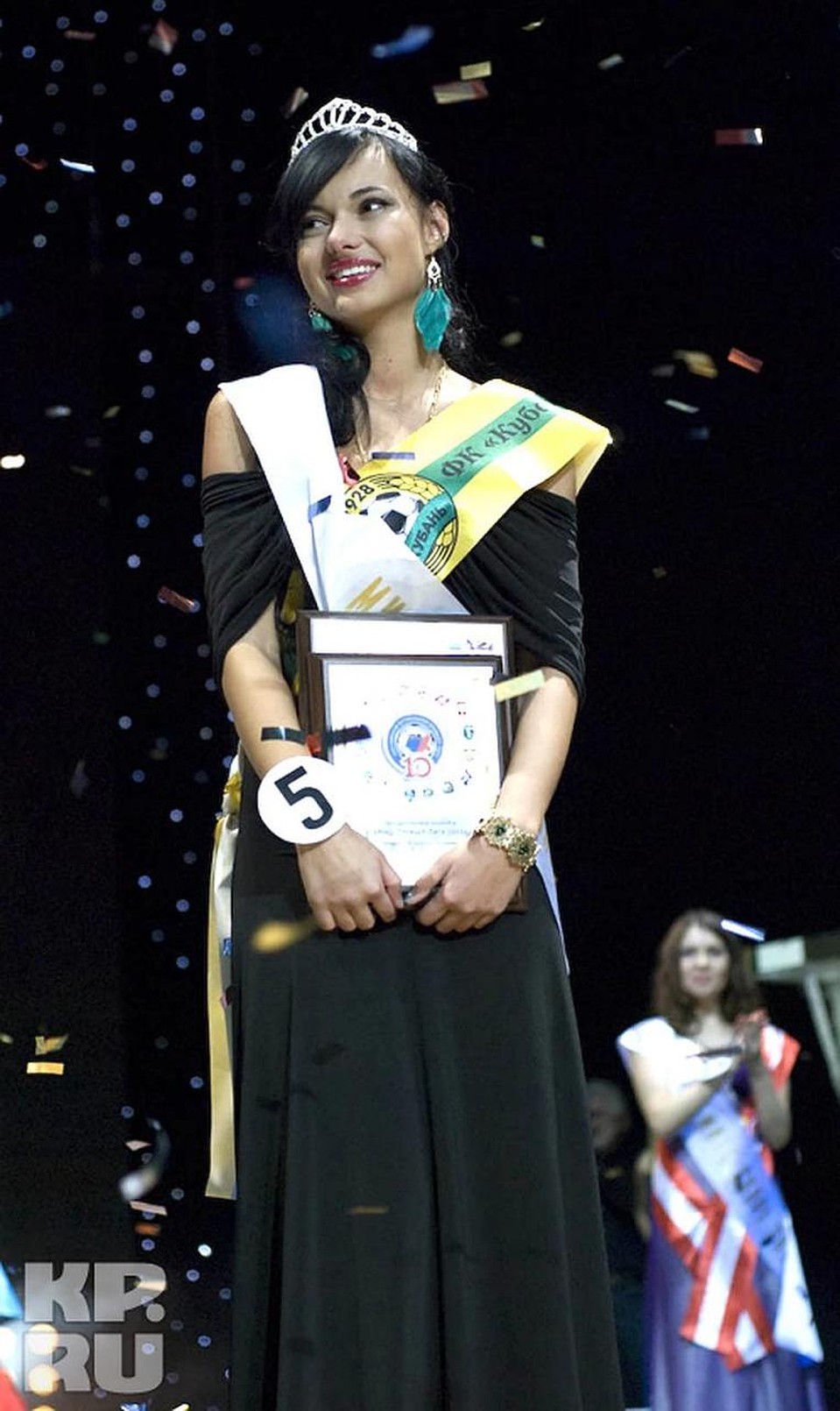 Алина получила корону победительницы конкурса "Мисс РФПЛ-2011" 